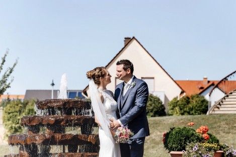 weinstrasse-pfalz-freinsheim-hochzeit-weinberge-weinlaube-brautpaar-hochzeitsfotos-pferde-kutsche-fotoshooting-natalie-schampaul-39.jpg