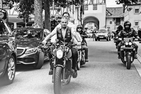 biker-hochzeit-bikerhochzeit-brautpaarfahren-motorrad-motorradkorso-korso-schampaul-1.jpg