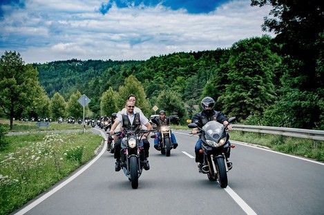 biker-hochzeit-bikerhochzeit-brautpaarfahren-motorrad-motorradkorso-korso-schampaul-11.jpg