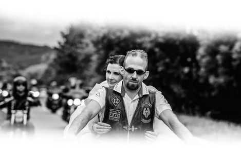 biker-hochzeit-bikerhochzeit-brautpaarfahren-motorrad-motorradkorso-korso-schampaul-12.jpg