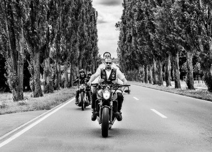 biker-hochzeit-bikerhochzeit-brautpaarfahren-motorrad-motorradkorso-korso-schampaul-2.jpg
