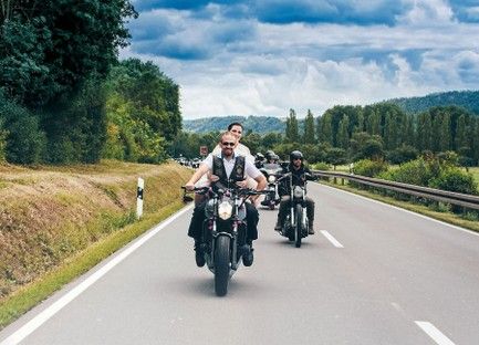 biker-hochzeit-bikerhochzeit-brautpaarfahren-motorrad-motorradkorso-korso-schampaul-3.jpg