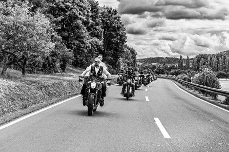 biker-hochzeit-bikerhochzeit-brautpaarfahren-motorrad-motorradkorso-korso-schampaul-4.jpg