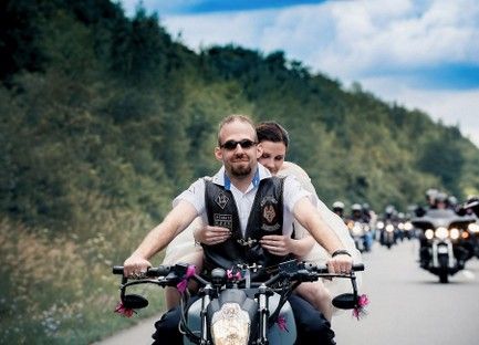 biker-hochzeit-bikerhochzeit-brautpaarfahren-motorrad-motorradkorso-korso-schampaul-9.jpg