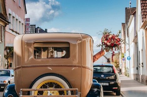 brautauto-hochzeitsauto-oldtimer-brautpaar-reportage-im-auto-fahrt-natalie-schampaul-13.jpg