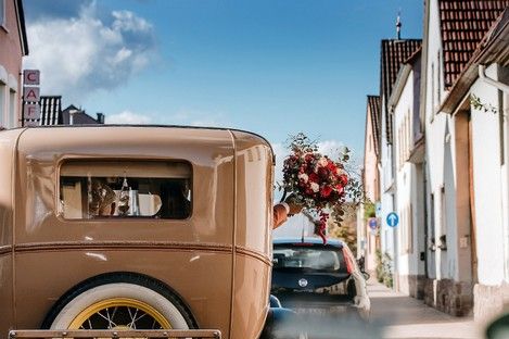 brautauto-hochzeitsauto-oldtimer-brautpaar-reportage-im-auto-fahrt-natalie-schampaul-14.jpg