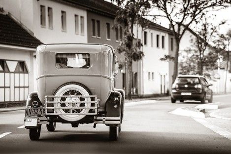 brautauto-hochzeitsauto-oldtimer-brautpaar-reportage-im-auto-fahrt-natalie-schampaul-15.jpg