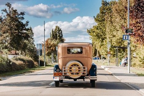 brautauto-hochzeitsauto-oldtimer-brautpaar-reportage-im-auto-fahrt-natalie-schampaul-16.jpg