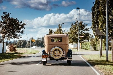 brautauto-hochzeitsauto-oldtimer-brautpaar-reportage-im-auto-fahrt-natalie-schampaul-18.jpg