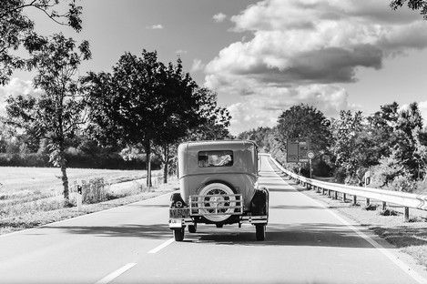 brautauto-hochzeitsauto-oldtimer-brautpaar-reportage-im-auto-fahrt-natalie-schampaul-21.jpg