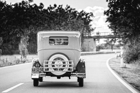 brautauto-hochzeitsauto-oldtimer-brautpaar-reportage-im-auto-fahrt-natalie-schampaul-22.jpg