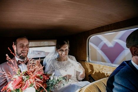 brautauto-hochzeitsauto-oldtimer-brautpaar-reportage-im-auto-fahrt-natalie-schampaul-27.jpg