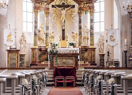 kirche-details-blumen-kirchenschmuck-bankschmuck-trauung-hochzeit-ideen-1.jpg