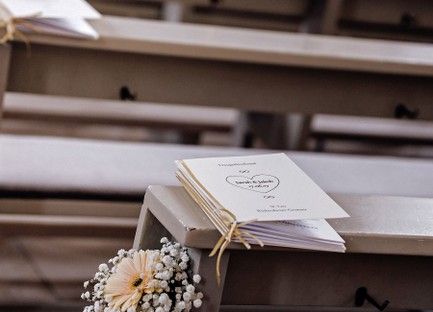 kirche-details-blumen-kirchenschmuck-bankschmuck-trauung-hochzeit-ideen-2.jpg