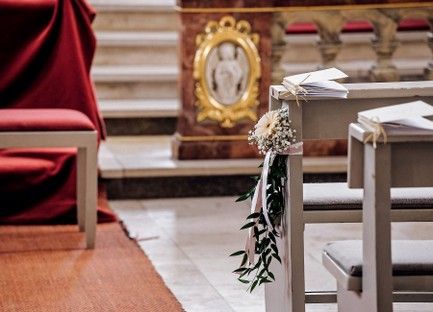 kirche-details-blumen-kirchenschmuck-bankschmuck-trauung-hochzeit-ideen-3.jpg