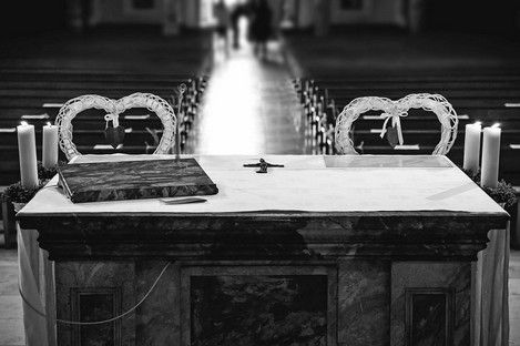 kirche-details-blumen-kirchenschmuck-bankschmuck-trauung-hochzeit-ideen-40.jpg