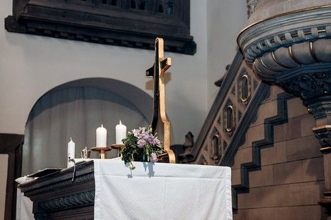 kirche-details-blumen-kirchenschmuck-bankschmuck-trauung-hochzeitsideen-38.jpg