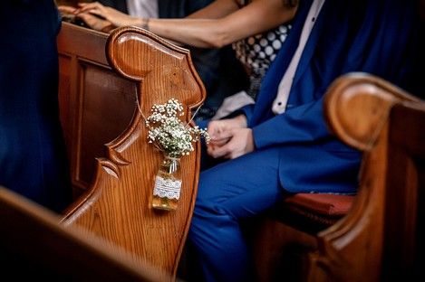 kirche-details-blumen-kirchenschmuck-bankschmuck-trauung-hochzeitsideen-59.jpg