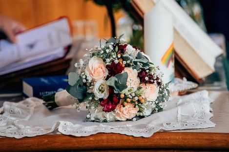 kirche-details-blumen-kirchenschmuck-bankschmuck-trauung-hochzeitsideen-61.jpg