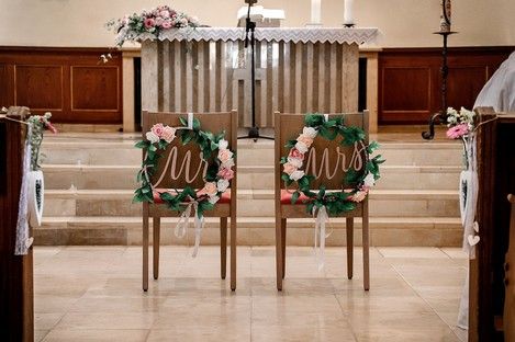 kirche-details-blumen-kirchenschmuck-bankschmuck-trauung-hochzeitsideen-72.jpg