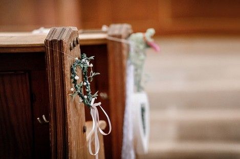 kirche-details-blumen-kirchenschmuck-bankschmuck-trauung-hochzeitsideen-77.jpg