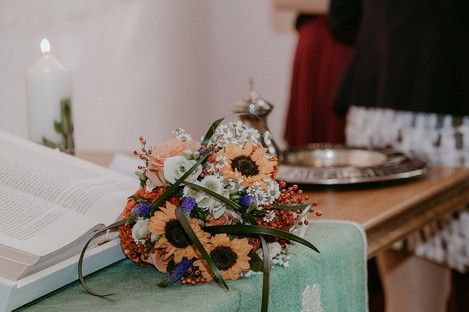 kirche-details-blumen-kirchenschmuck-bankschmuck-trauung-hochzeitsideen-90.jpg
