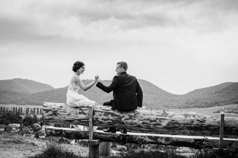 brautpaar-fotoshooting-kleine-kalmit-kapelle-landau-hochzeitsfotos-pfalz-weinstrasse-panorama-natalie-schampaul-14.jpg