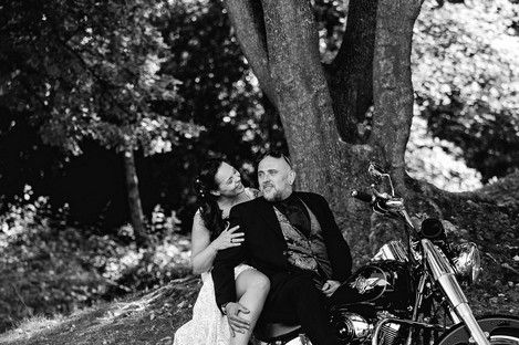 brautpaarfotoshooting-bikerhochzeit-biker-hochzeit-hochzeitsfotos-brautpaar-schampaul-3.jpg