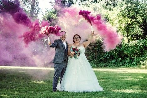 brautpaarshooting-brautpaar-fotoshooting-rauchfackeln-rauch-fackeln-bunt-schampaul-11.jpg