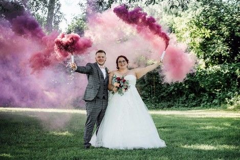 brautpaarshooting-brautpaar-fotoshooting-rauchfackeln-rauch-fackeln-bunt-schampaul-12.jpg