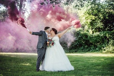 brautpaarshooting-brautpaar-fotoshooting-rauchfackeln-rauch-fackeln-bunt-schampaul-14.jpg