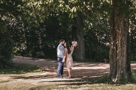 standesamt-hochzeitsfotos-jeansjacke-mai-hochzeit-hochzeitsfotograf-park-schampaul-30.jpg